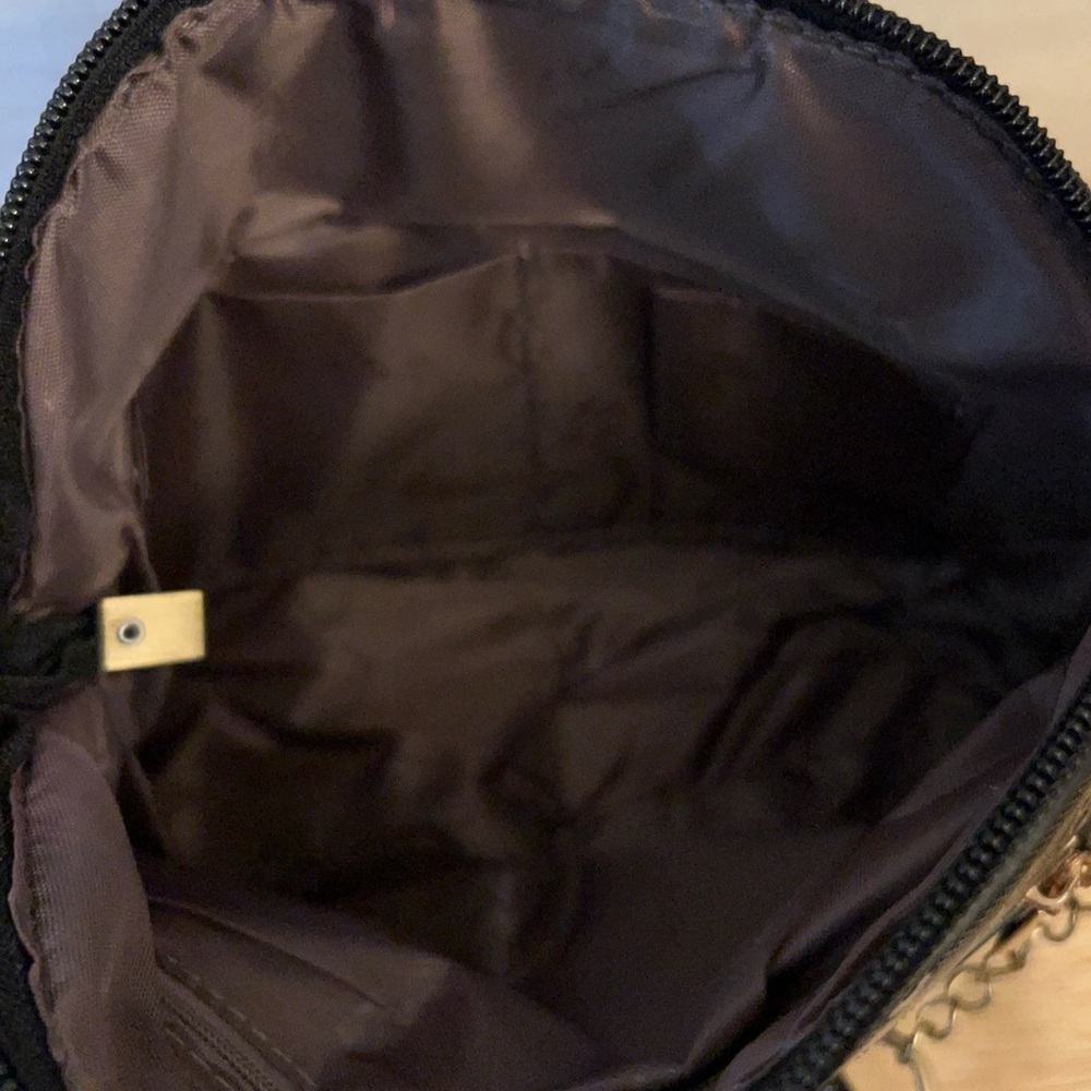 FINON Elegant Black Shoulder Bag with Gold Chain Accent - Picture 10 of 12